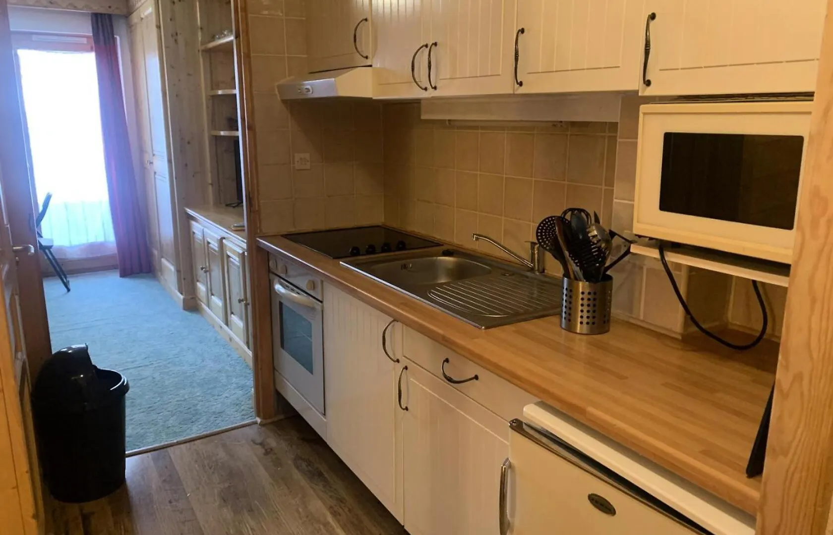 Residence Les Hyvernelles - Agreable Studio Situe A L'Altiport Ski Aux Pieds Mae-4981 Les Allues 0*,  France